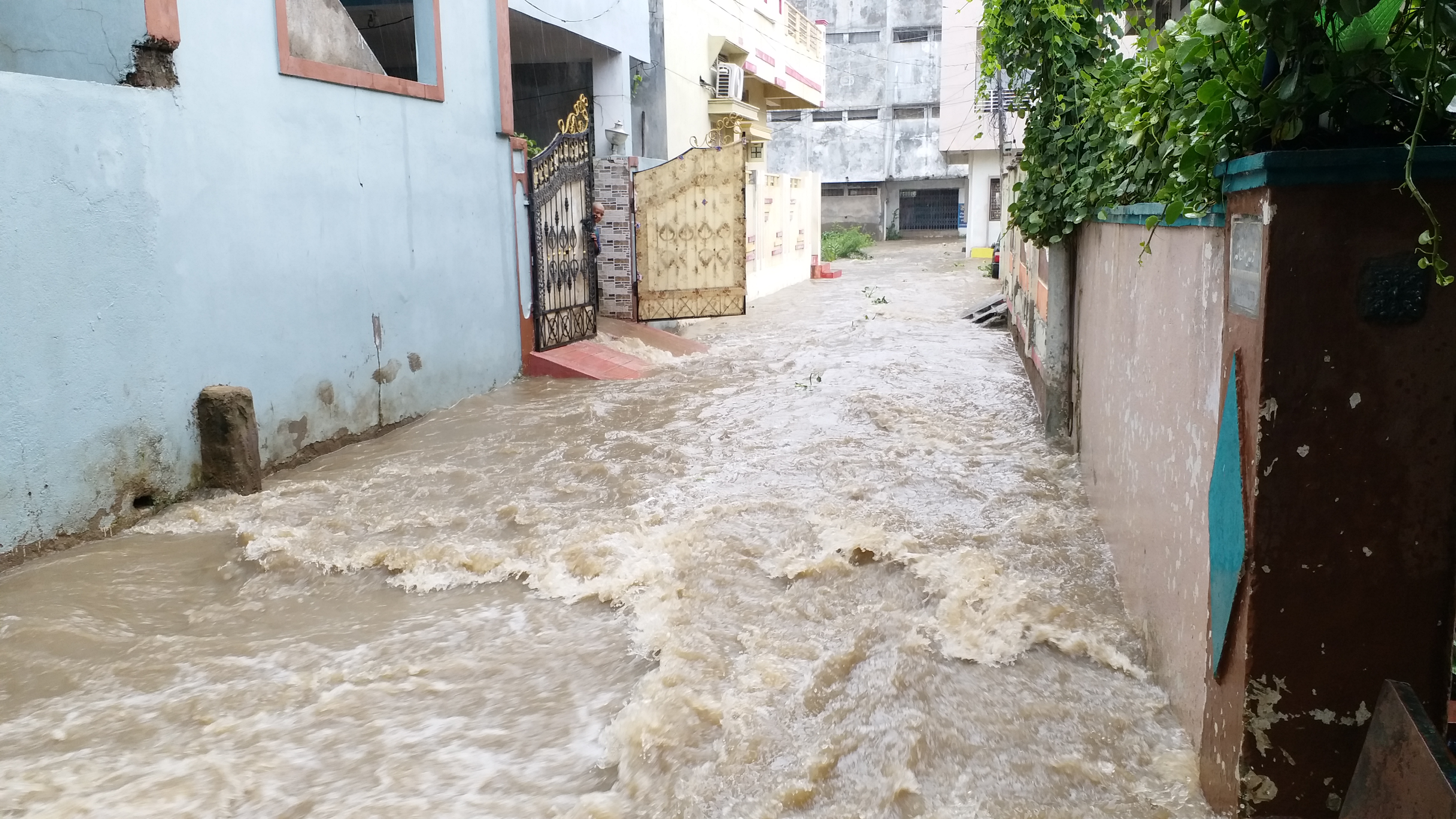 houses were surrounded by rain water in mahabubnagar