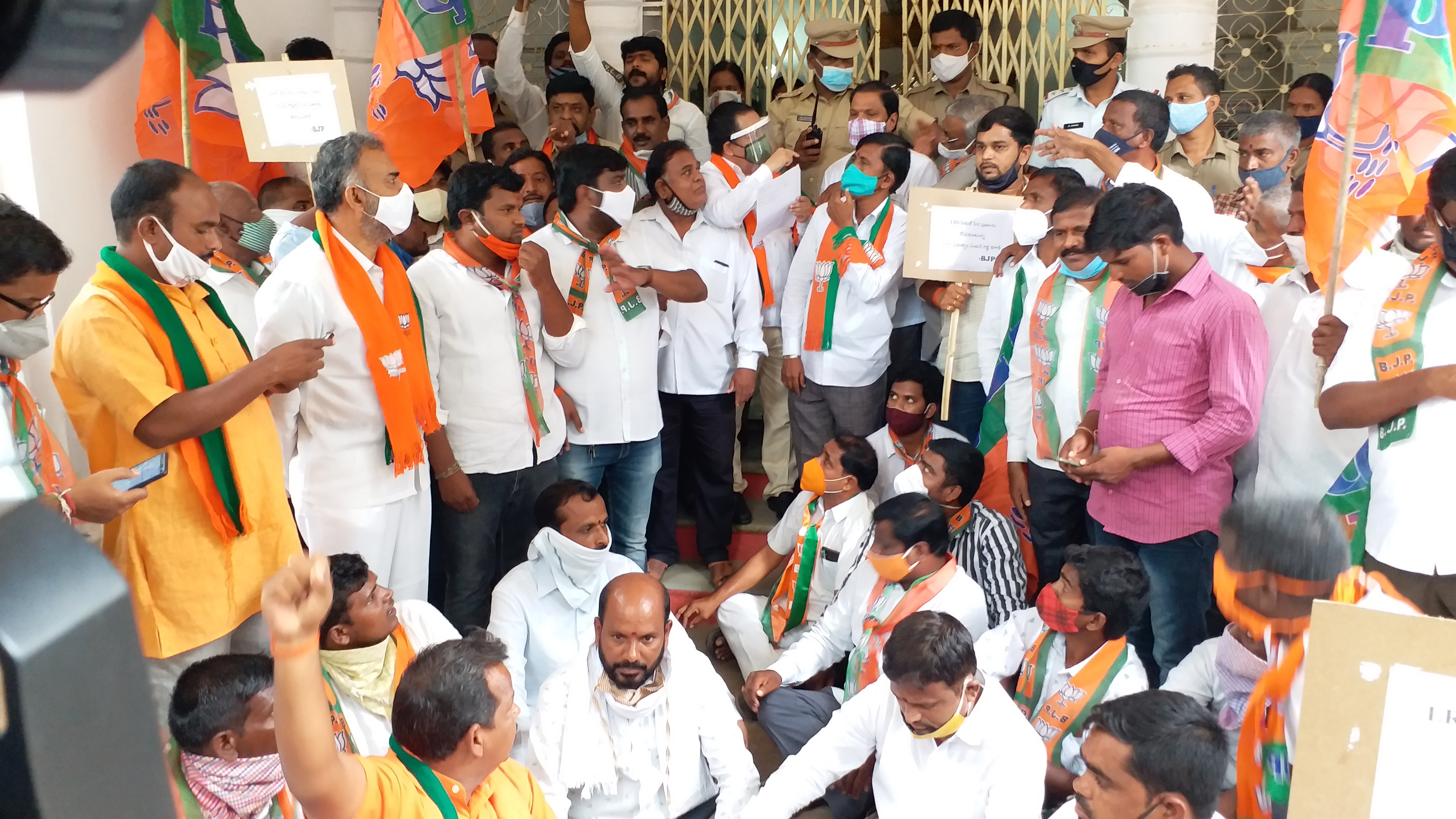 bjp protest against cancel lrs scheme and try to Siege mahabubnagar collectorate office