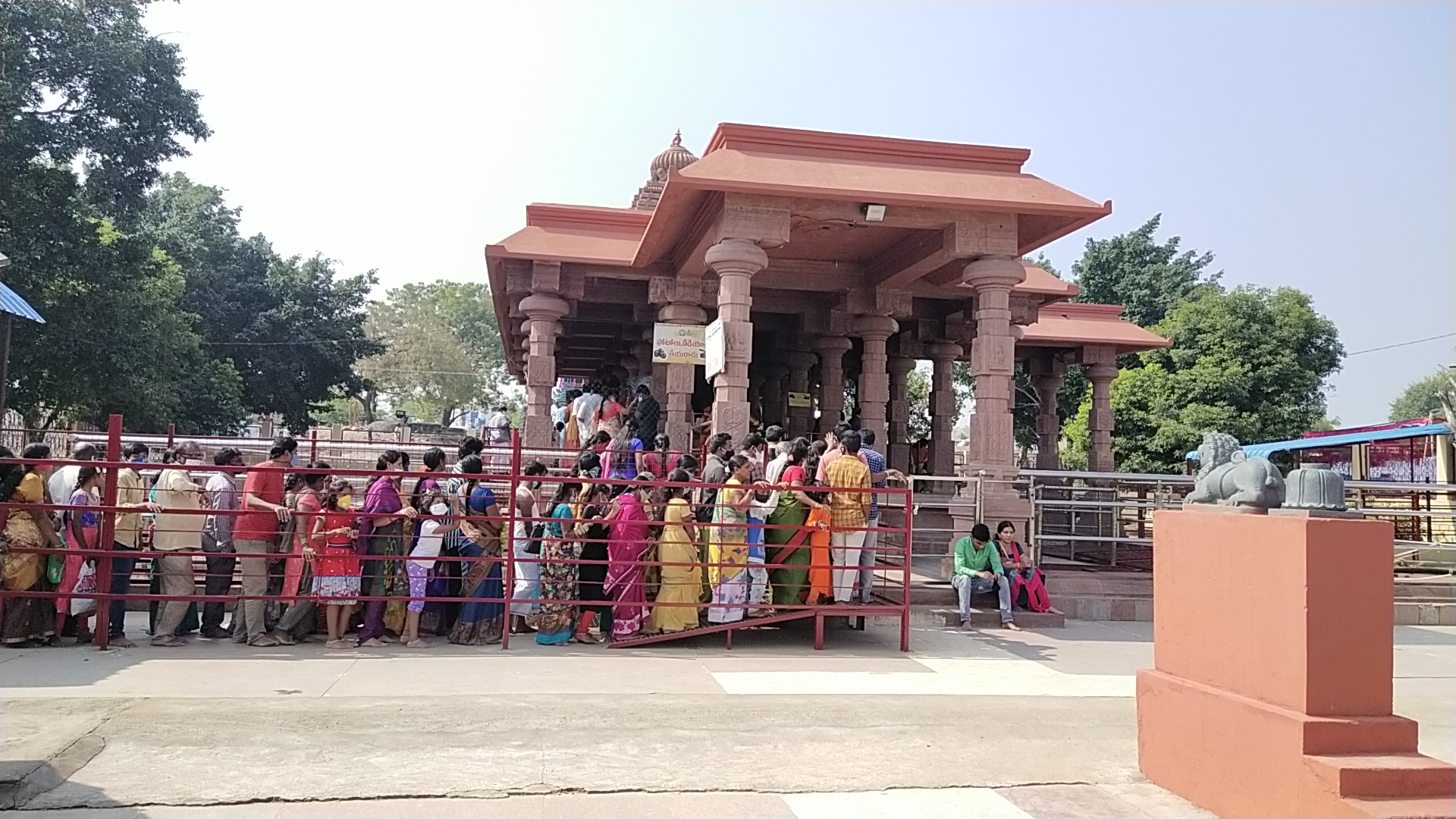 devotee lined with in Jogulamba temple