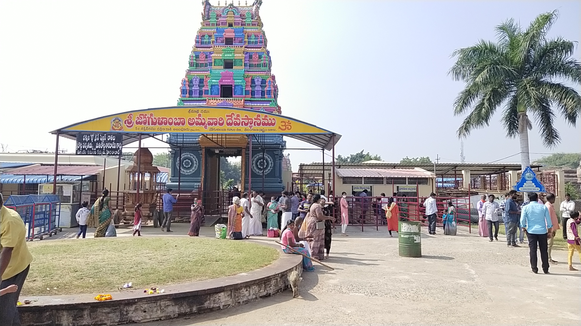 devotee lined with in Jogulamba temple