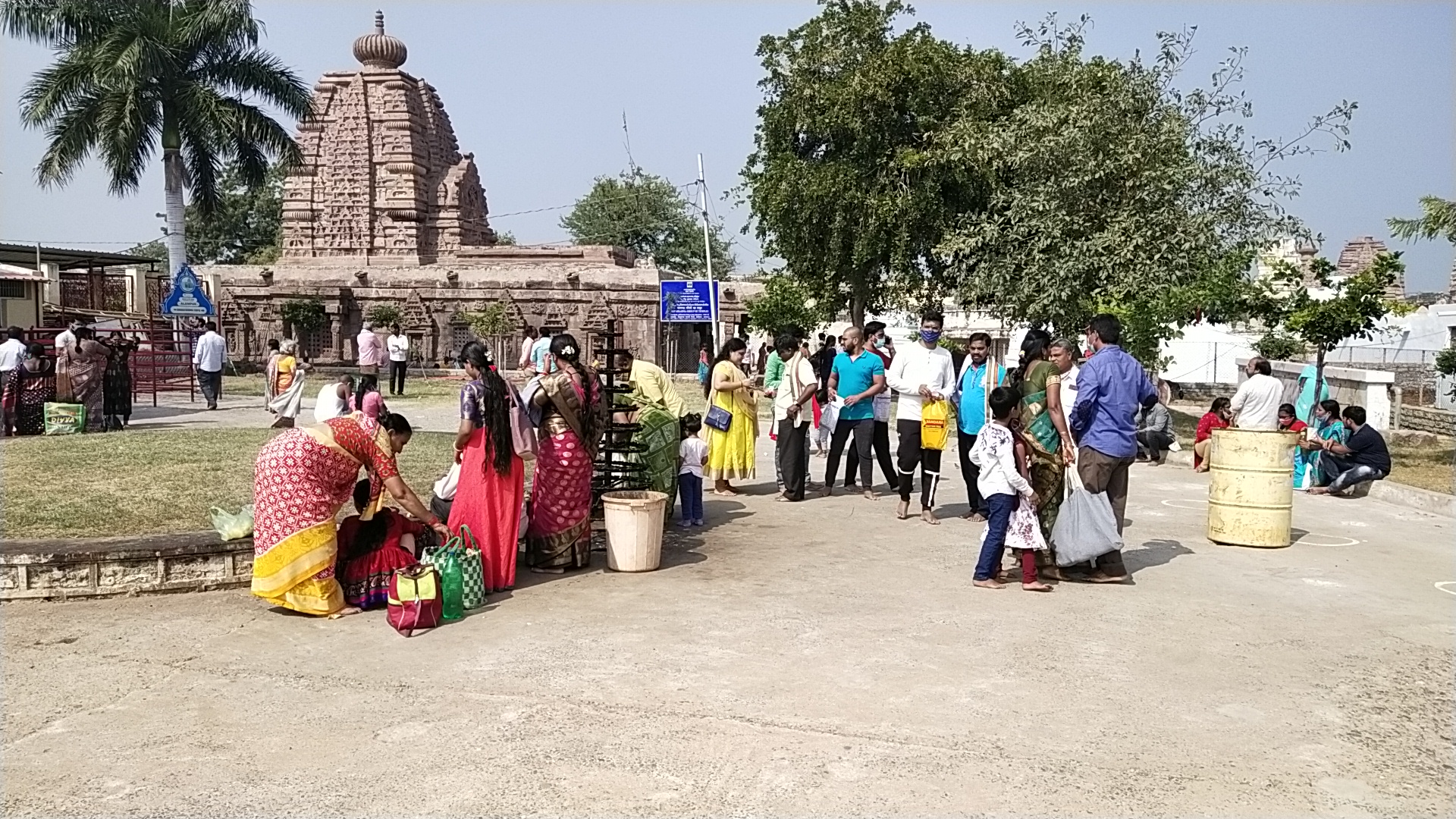 devotee lined with in Jogulamba temple