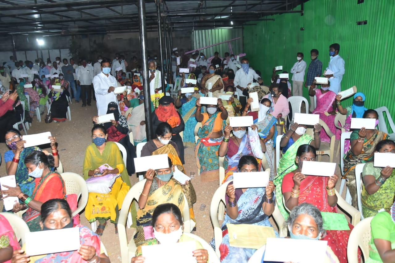 minister niranjan reddy distributed kalyana laxmi cheques in wanaparthy