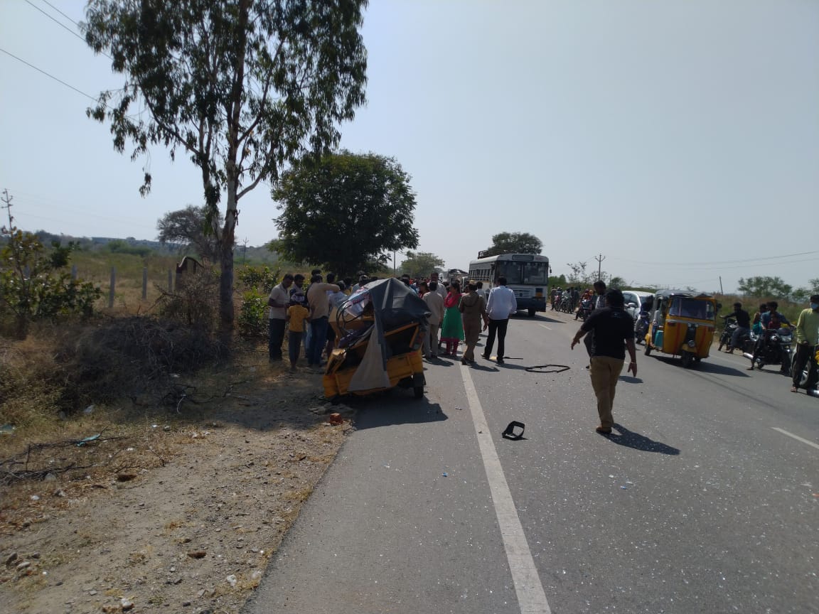 women died in road accident at chowdarpally mahabubnagar district