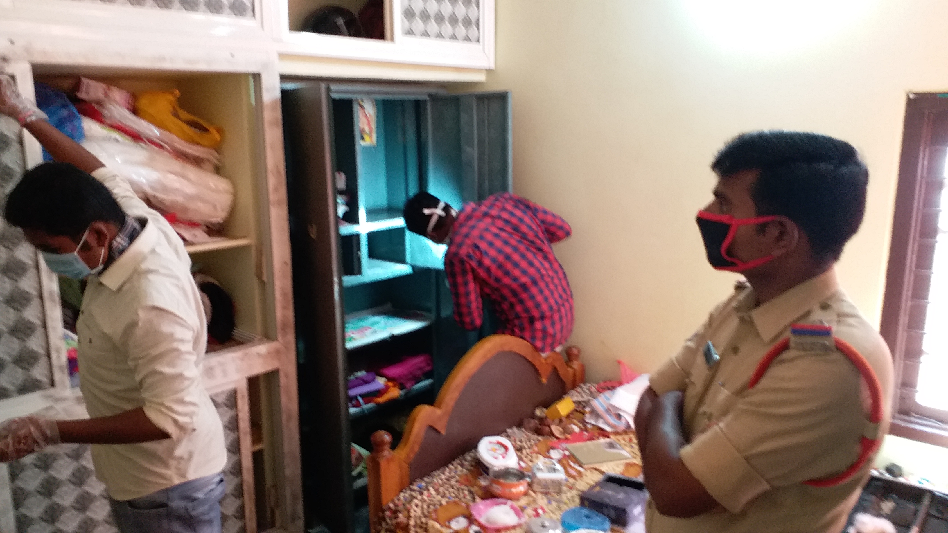 theft in locked house in nagarkarnool city