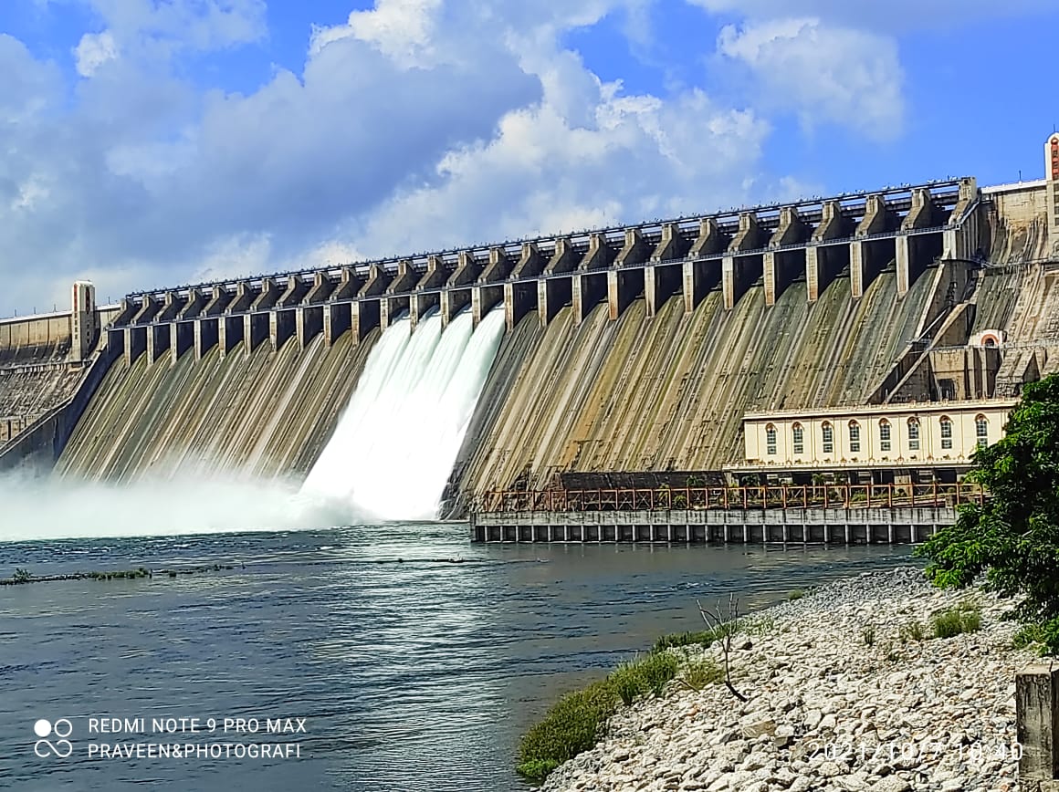 nagarjunasagar reservoir lifts 4 crust gates and releases water