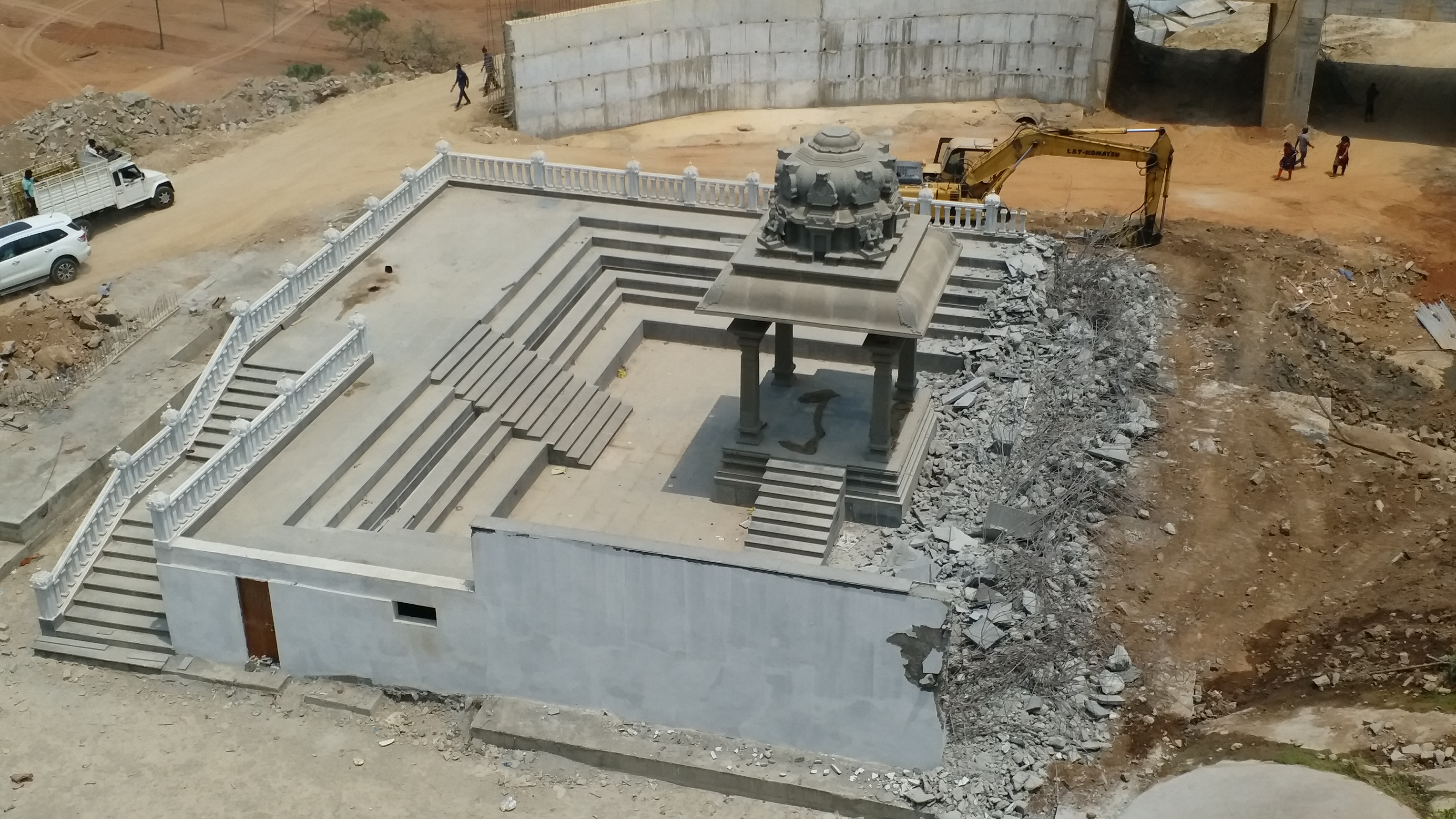 Demolition of Vishnu Pushkarani wall in Yadadri