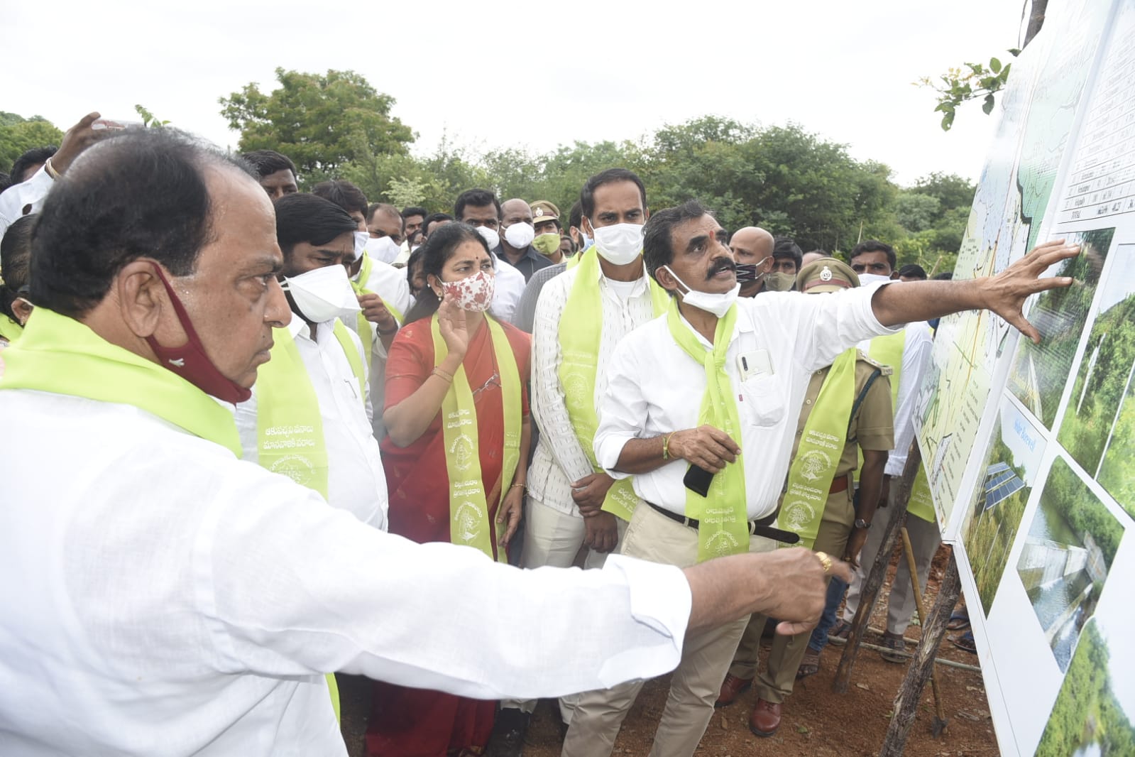 అటవీ విస్తీర్ణం దృశ్యాలు పరిశీస్తున్న మంత్రులు