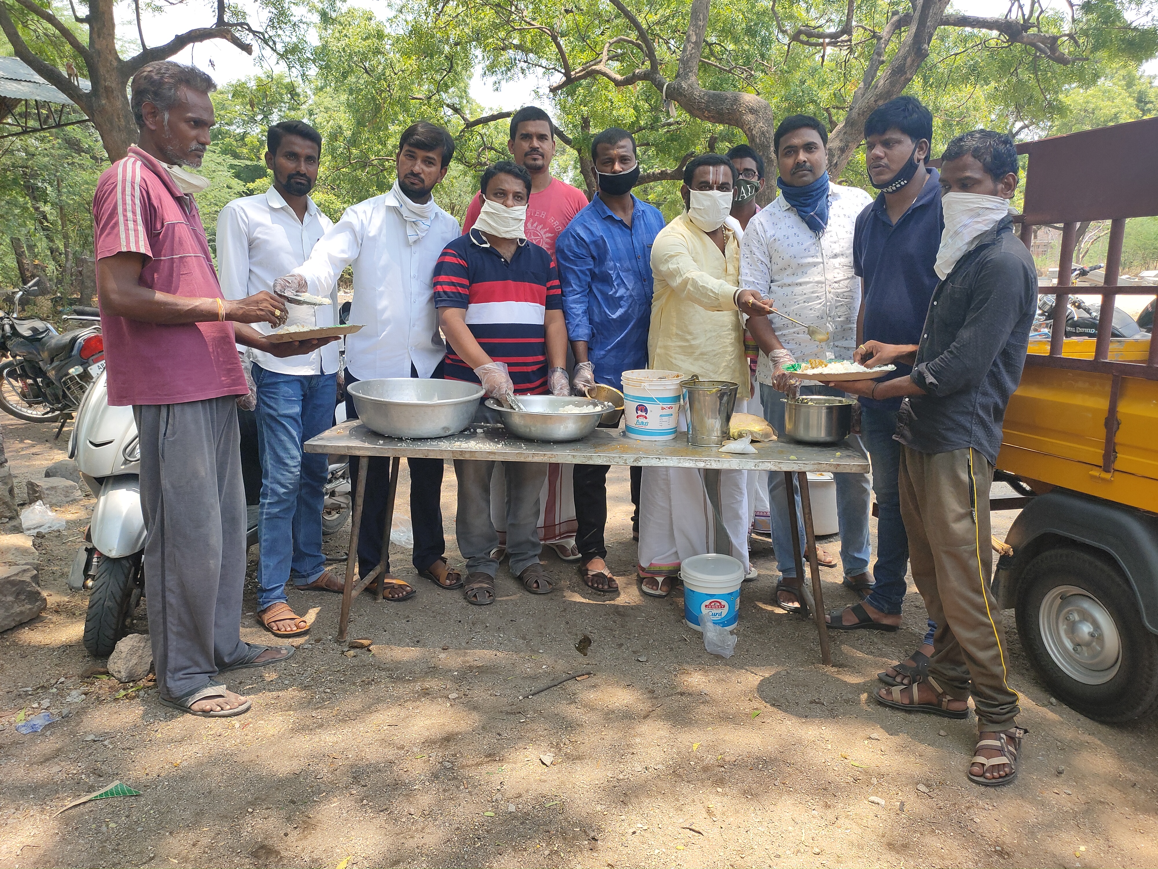 OLD STUDENTS DISTRIBUTED FOOD TO POOR