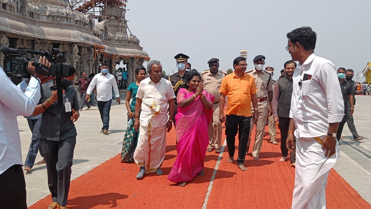 Governor tamilisai visited yadadri temple and eo geetha reddy not attended in governor visit program