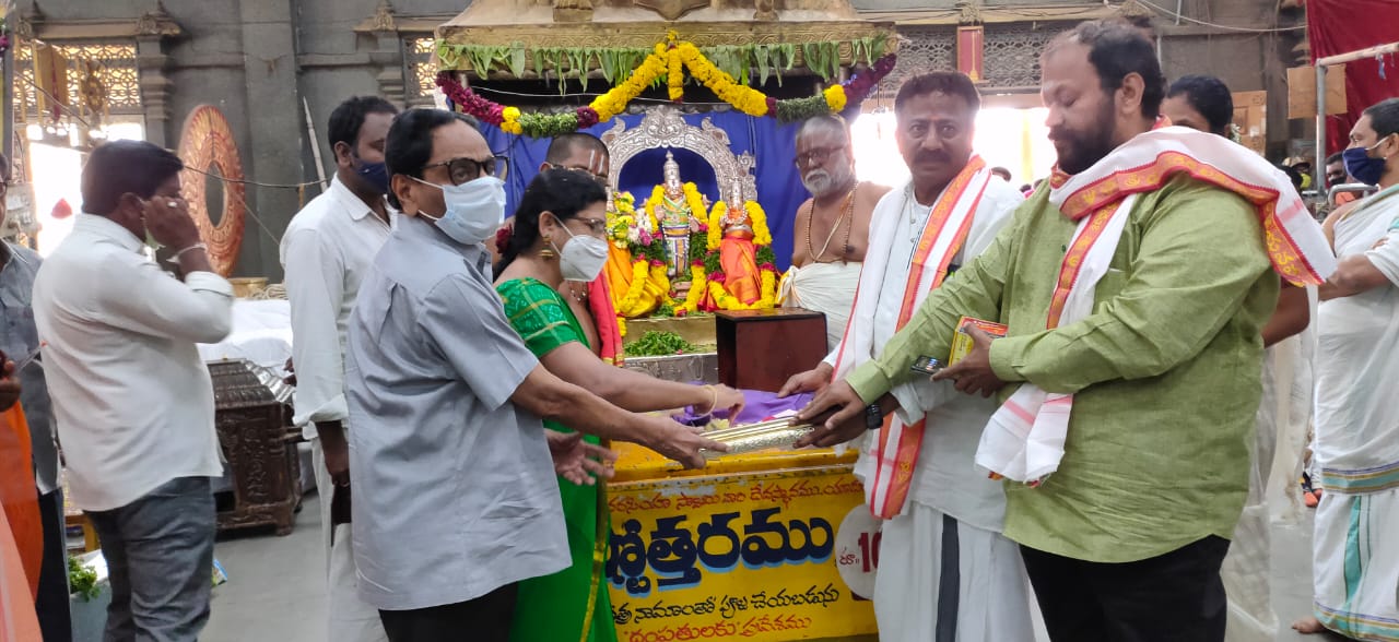 Warahi Film Company chief Korrapati donated gold worth Rs 25 lakh to Yadadri Sri Lakshmi Narasimha Swamy temple