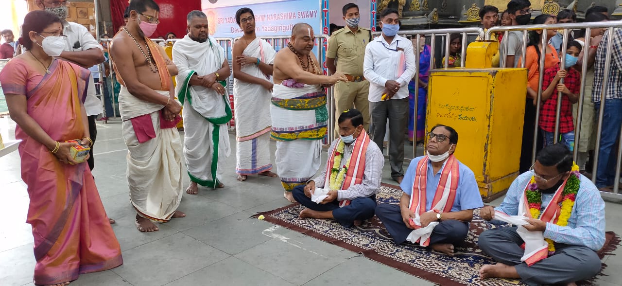 CMO Bhopal Reddy inspected the development work of Yadadri temple