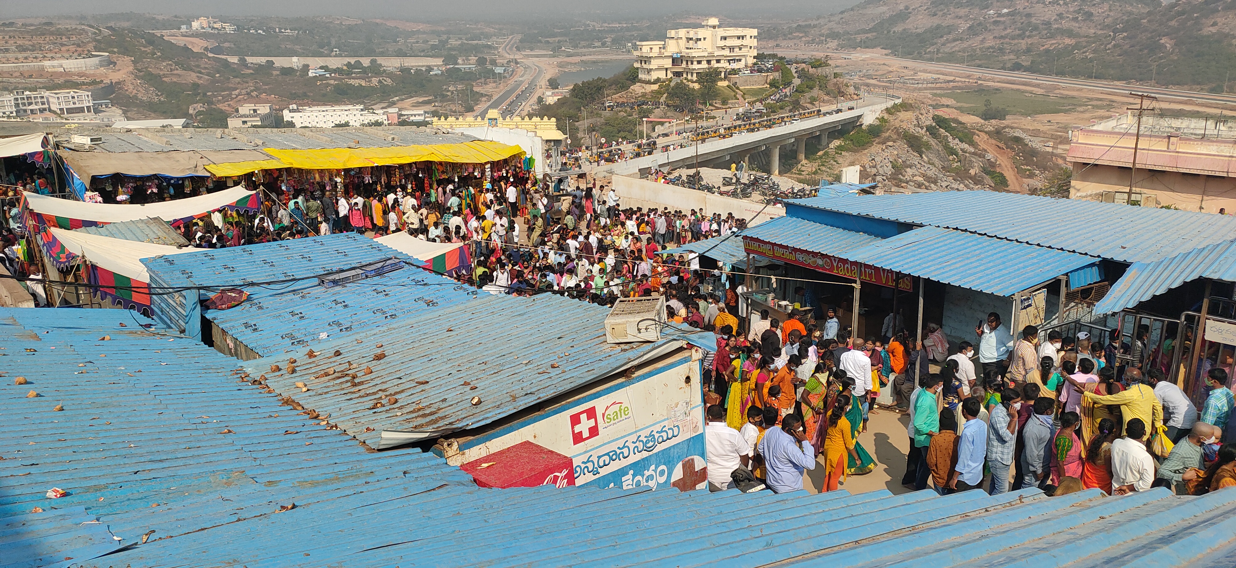 Bars of devotees at the shops