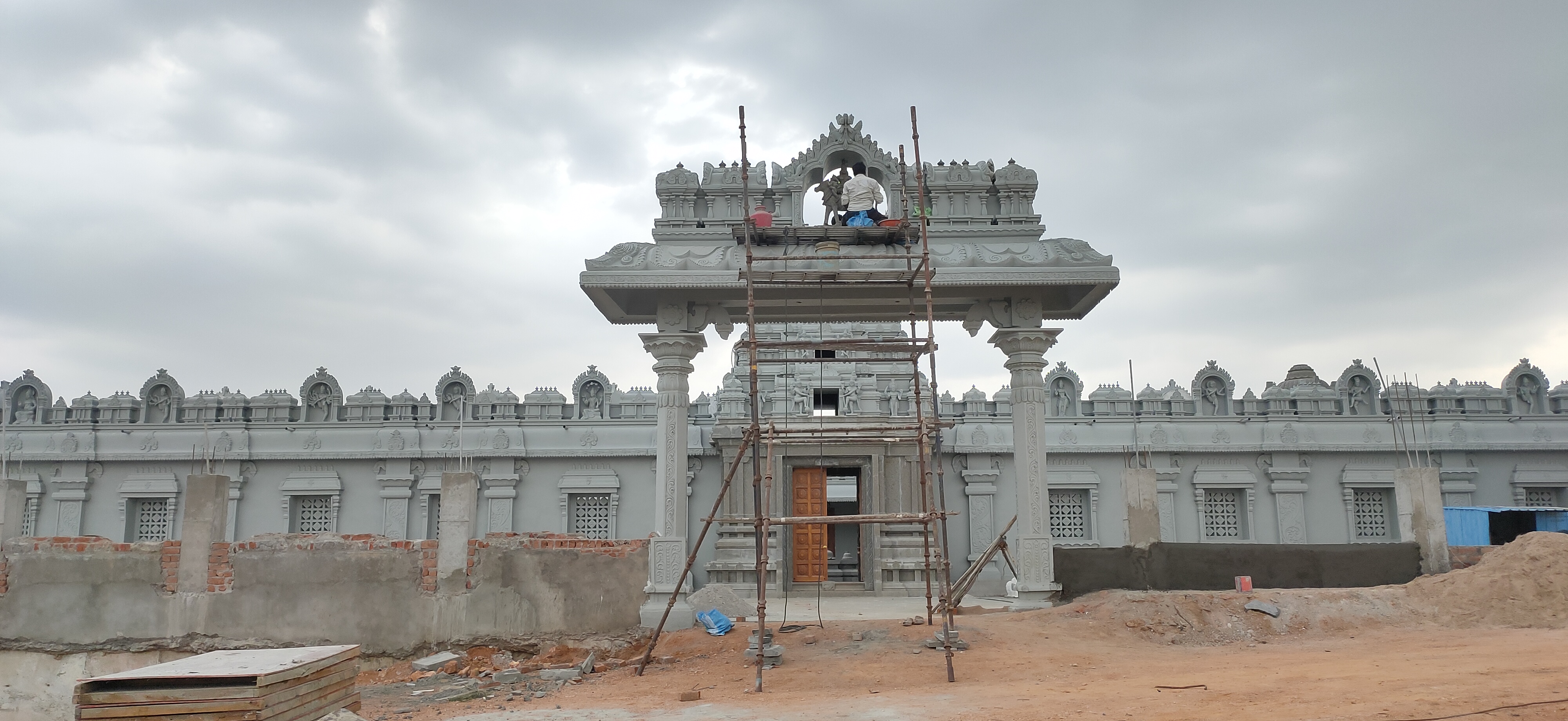 శివాలయ స్వాగత తోరణంలో పార్వతీ పరమేశ్వరుల విగ్రహాల పొందిక