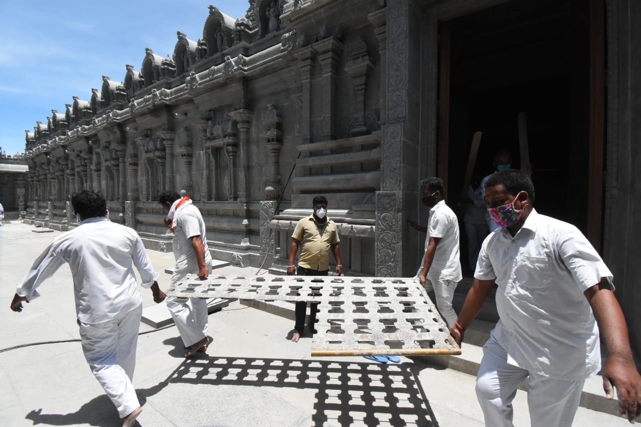 employees Sramadanam at yadadri temple