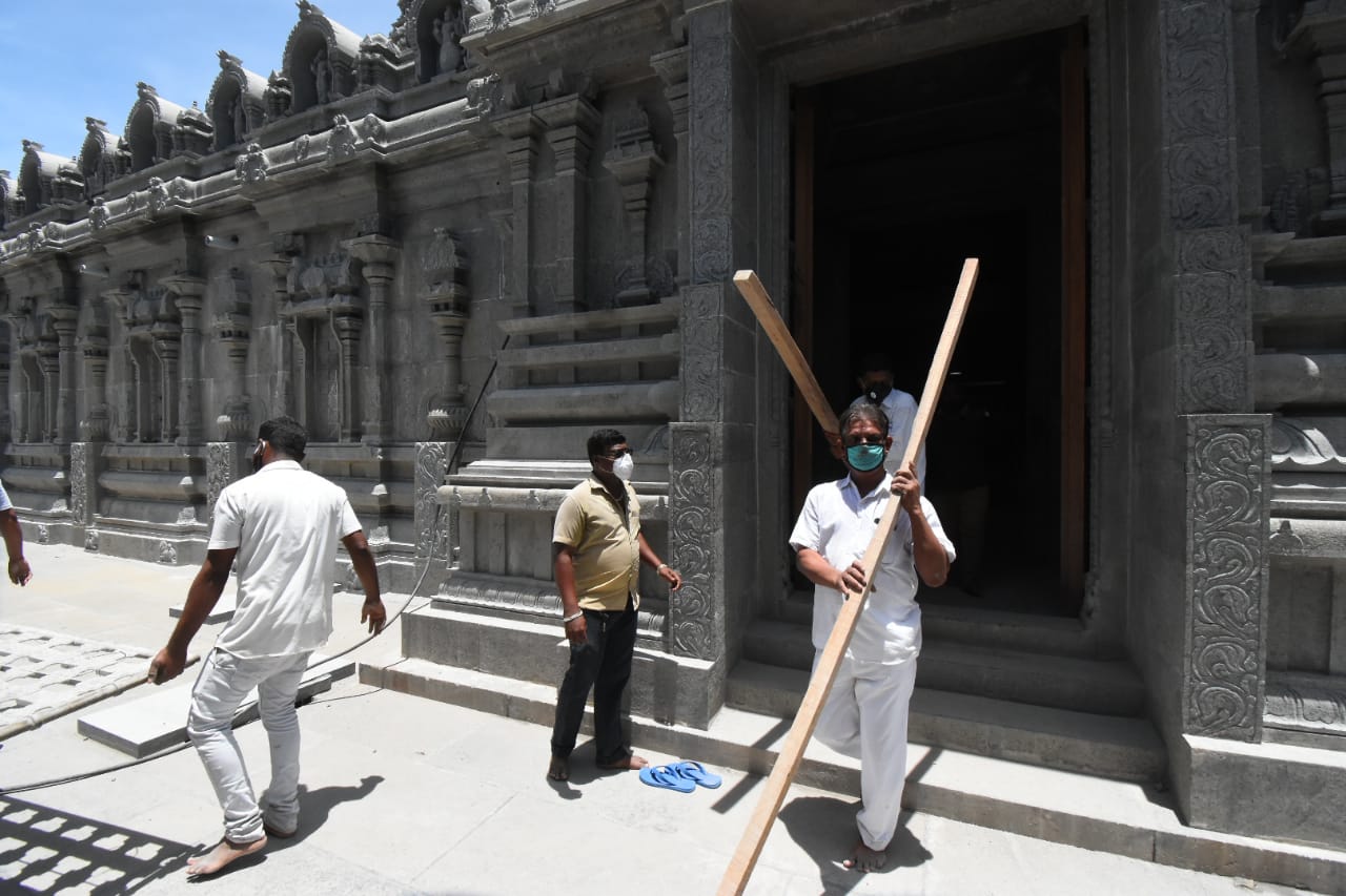 employees Sramadanam at yadadri temple