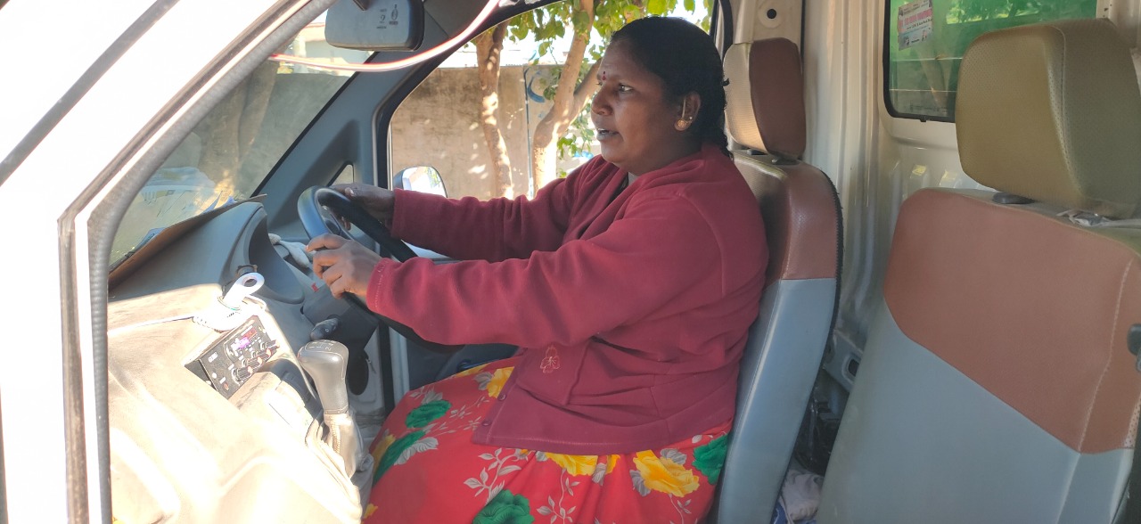 women riding a swachh bharat auto in yadagirigutta