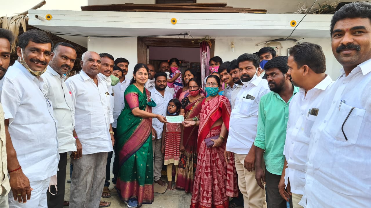 aler mla gongidi sunitha, raithu vedika in sharajipet