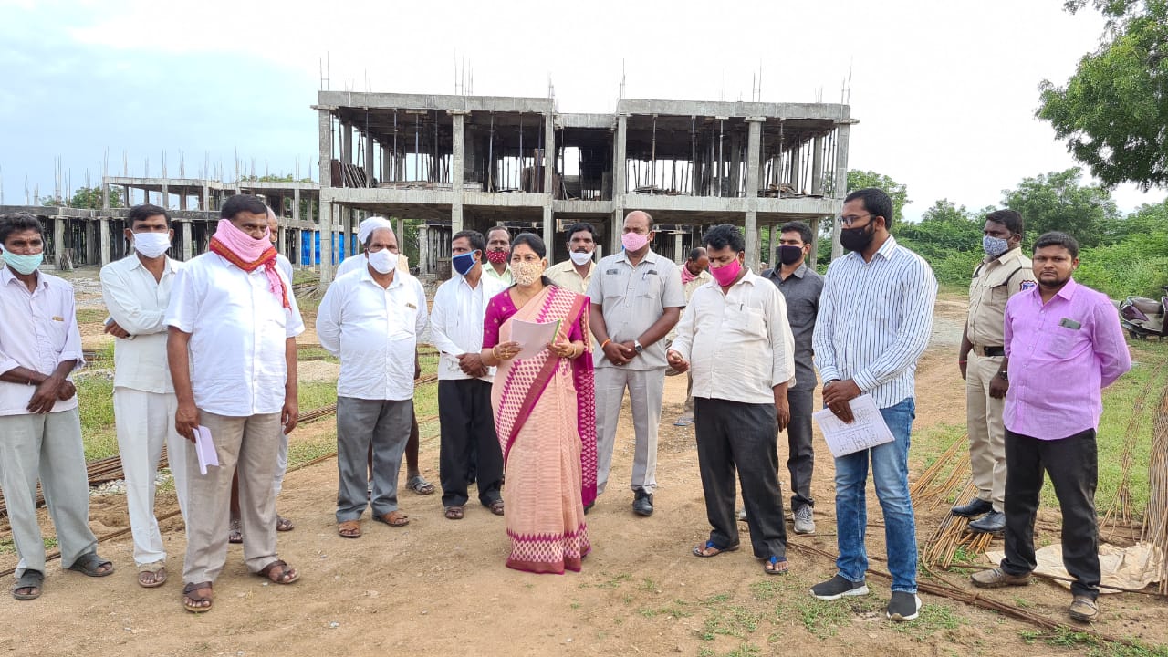 mla gongidi sunitha distributed bathukamma sarees in aaregudem