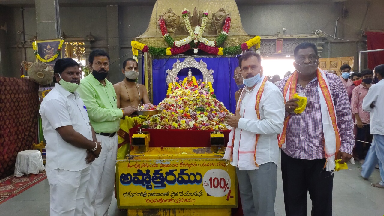 rush at yadadri lakshmi narasimha swamy temple