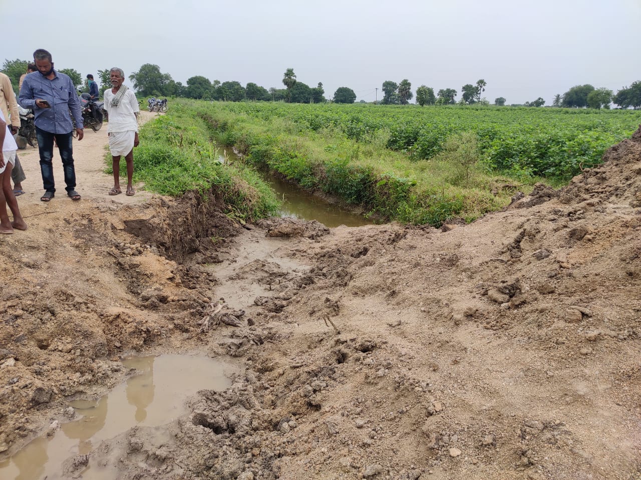 farmers facing problems with feeder channel canal in theryala of yadadri district