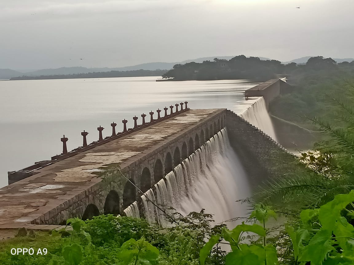 నిండు కుండలా పోచారం... అలుగు పోస్తున్న జలాశయం