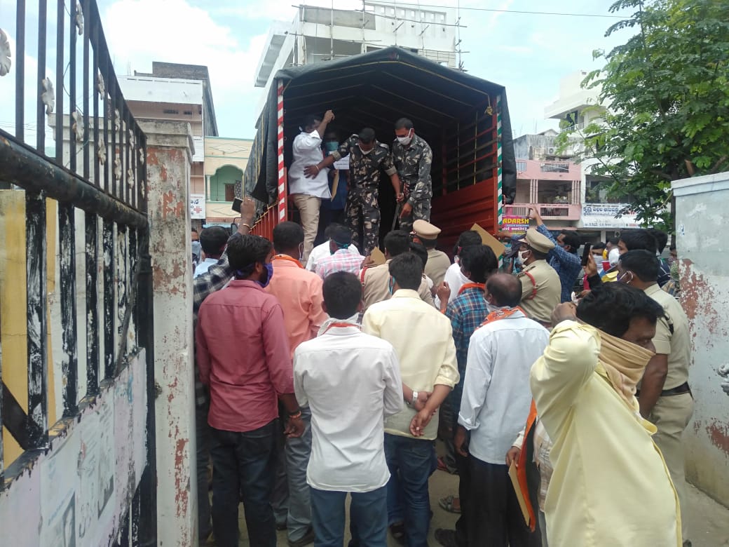 bjp leaders protest for inclusion of covid services in arogyasri  at nizamabad