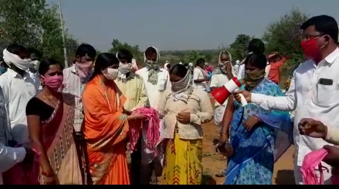 MASK DISTRIBUTION TO LABOUR ON THE OCCASION OF CM KCR MARRIAGE ANNIVERSARY