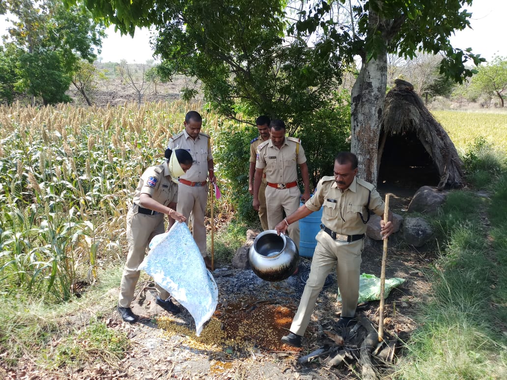 EXCISE POLICE RAIDS IN ANTHARGAMA THANDA