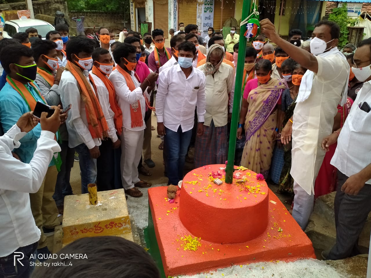 కషాయ జెండా ఆవిష్కరించిన భాజపా అభ్యర్థి రఘునందన్ రావు