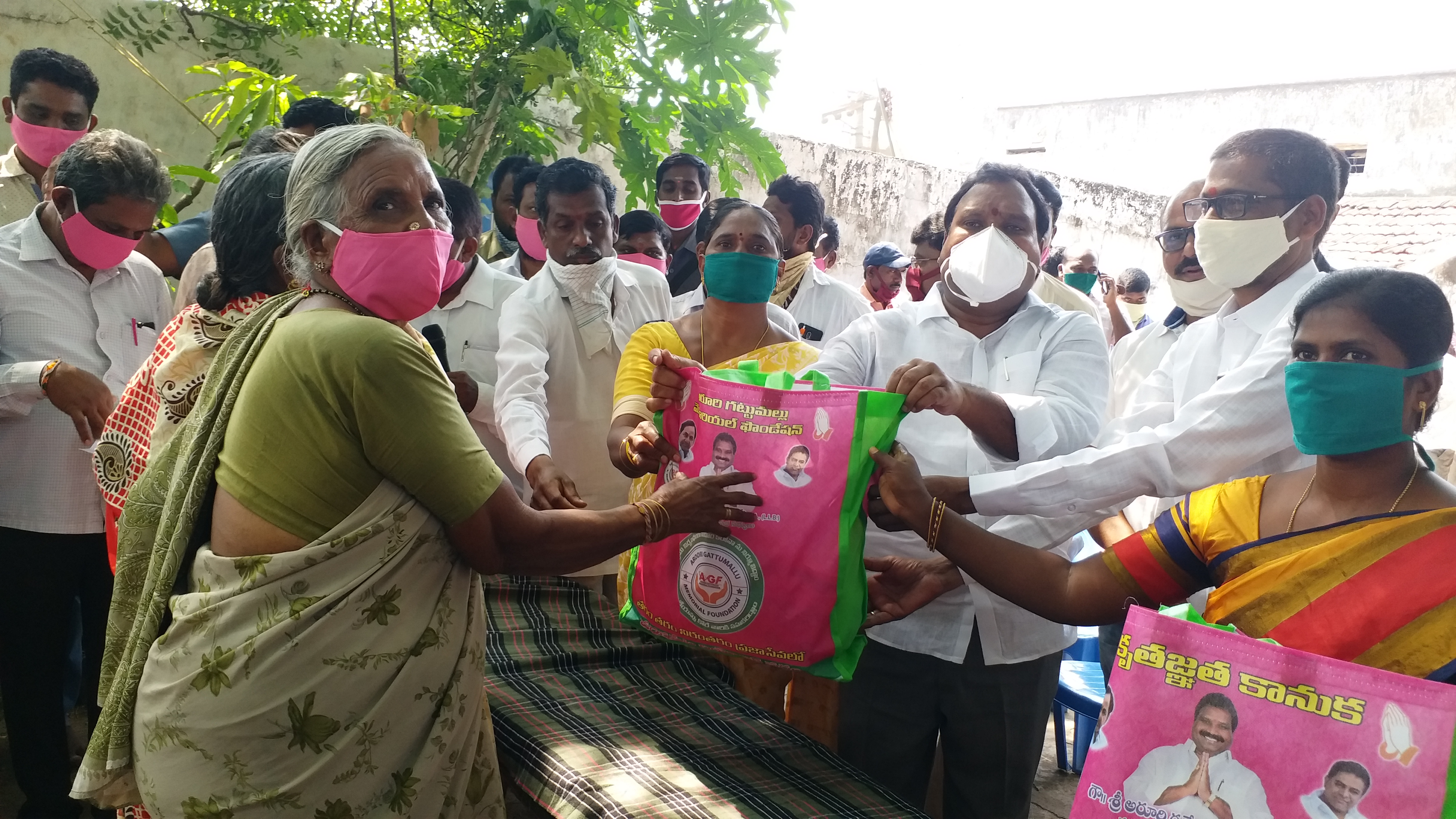 arururi ramesh distributed groceries to carpenters