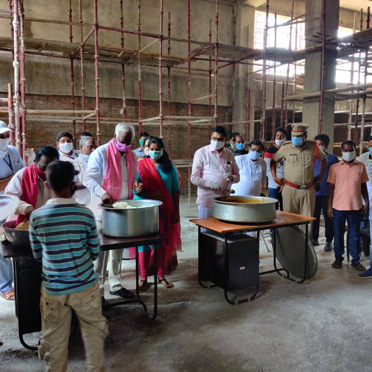 KADIYAM SRIHARI DISTRIBUTED GROCERIES TO MIGRANTS