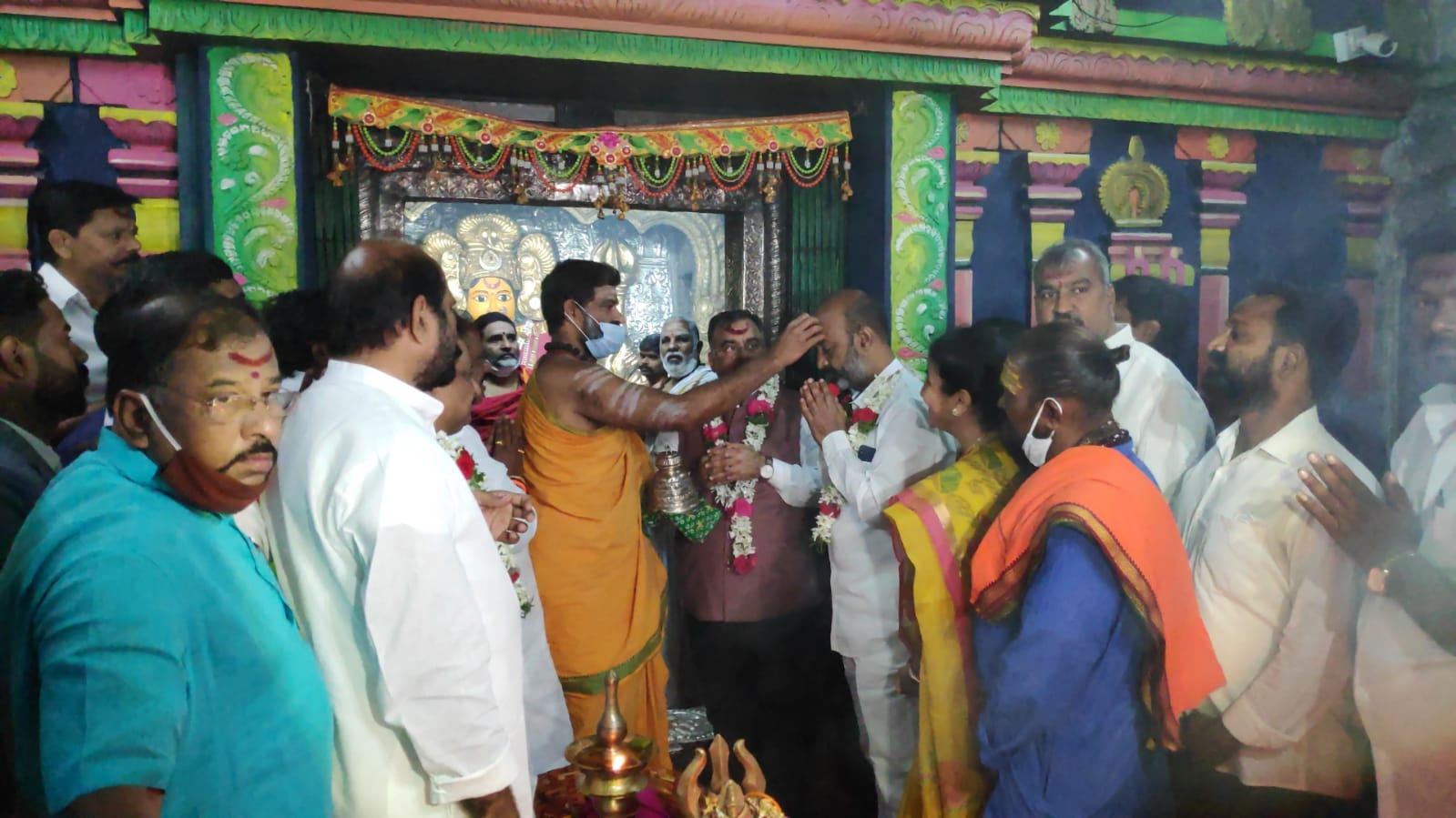 bjp-state-president-bandi-sanjay-and-tarun-chugh-visited-bhadrakali-matha-temple-in-warangal