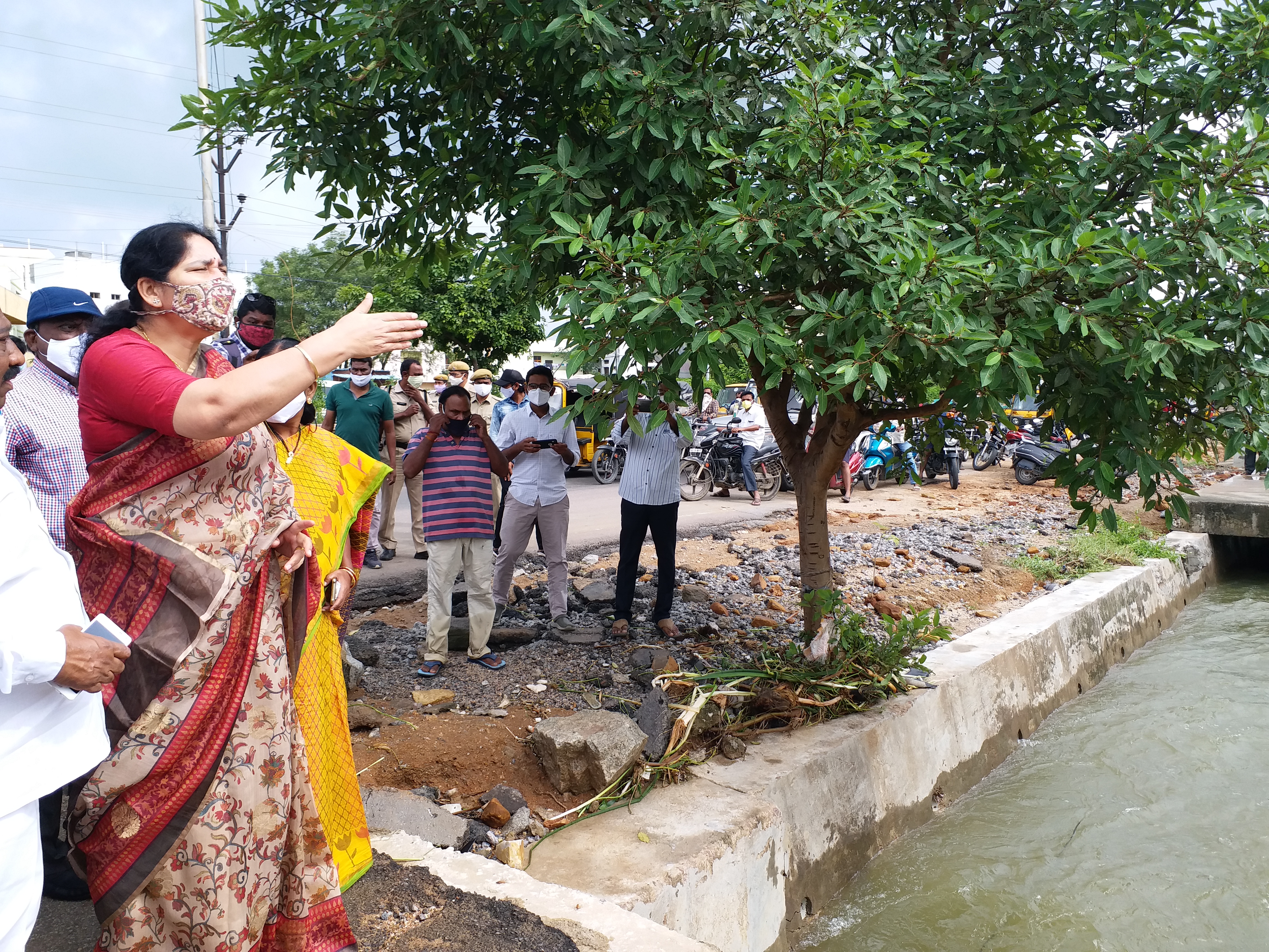 minister satyavathi rathod visit warangal Sink areas