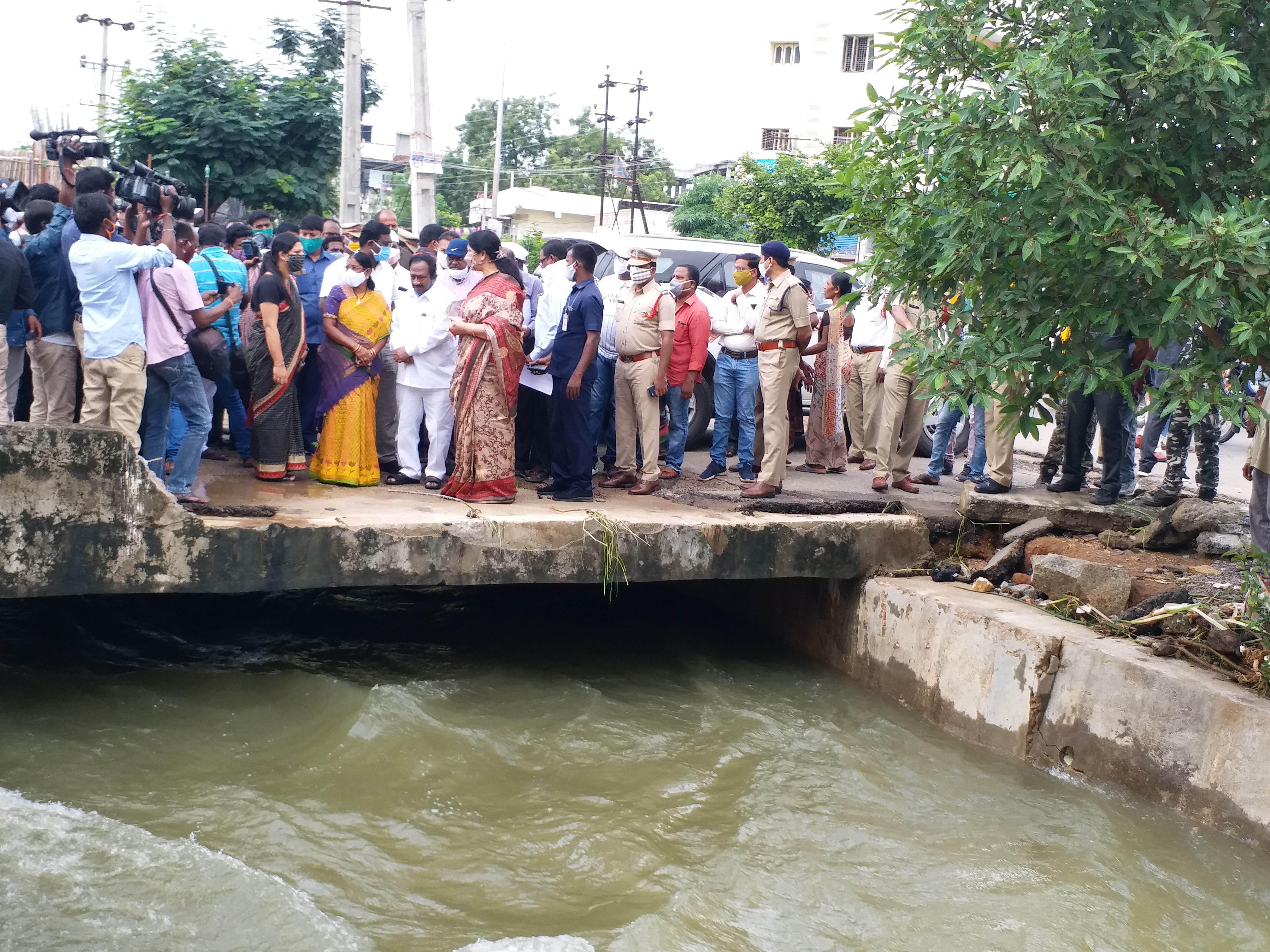 minister satyavathi rathod visit warangal Sink areas