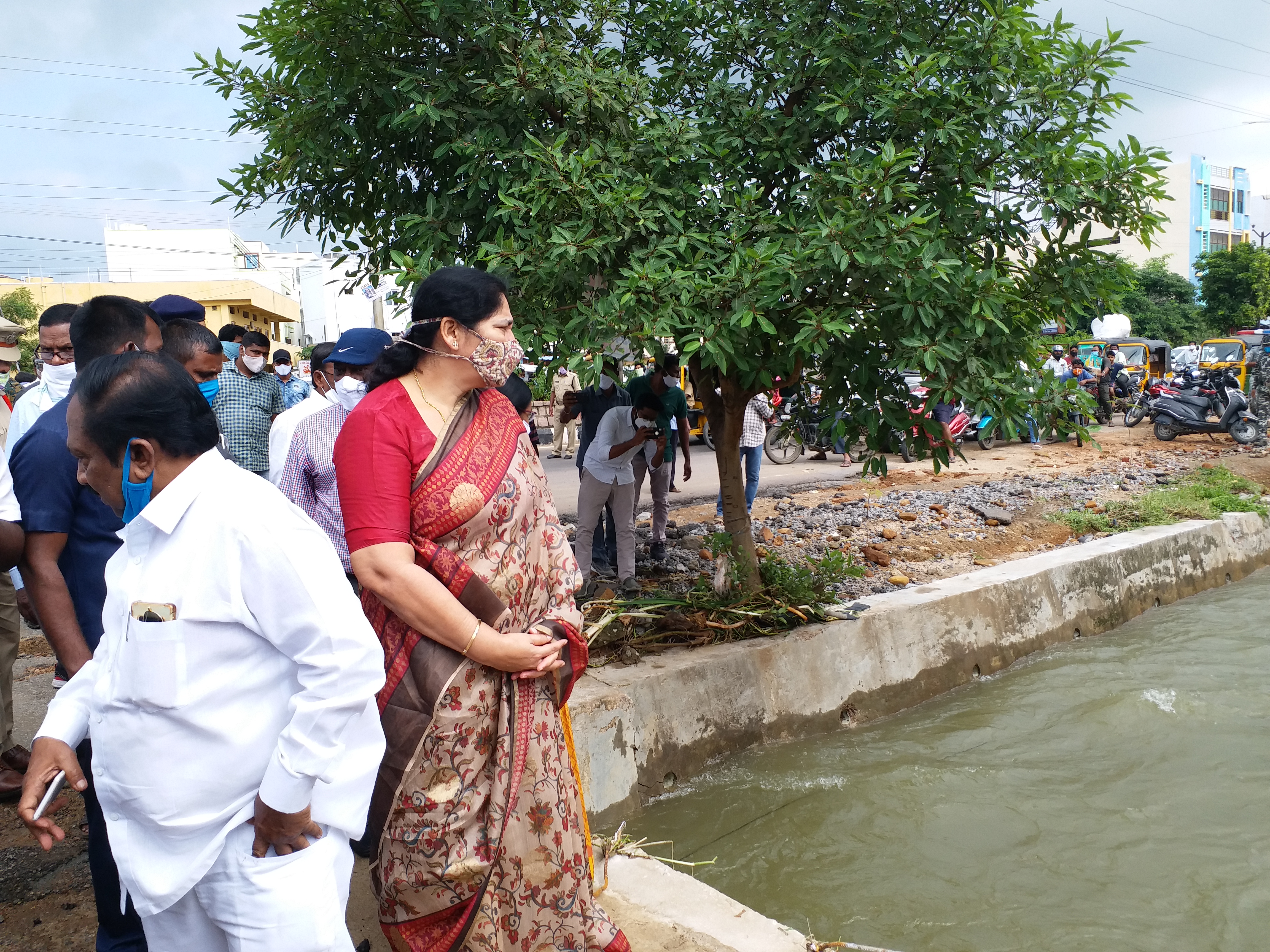 minister satyavathi rathod visit warangal Sink areas