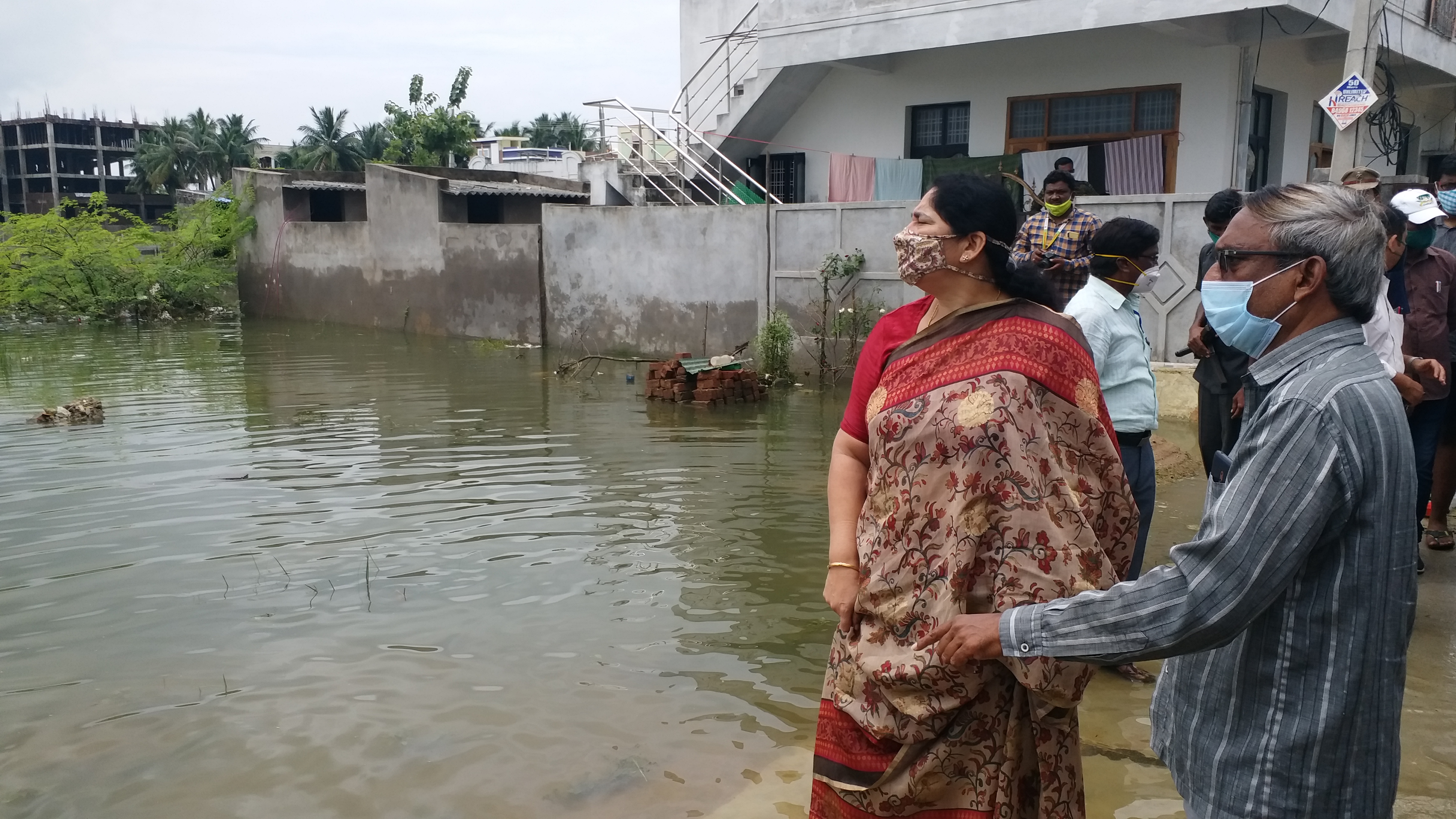 minister satyavathi rathod visit warangal Sink areas