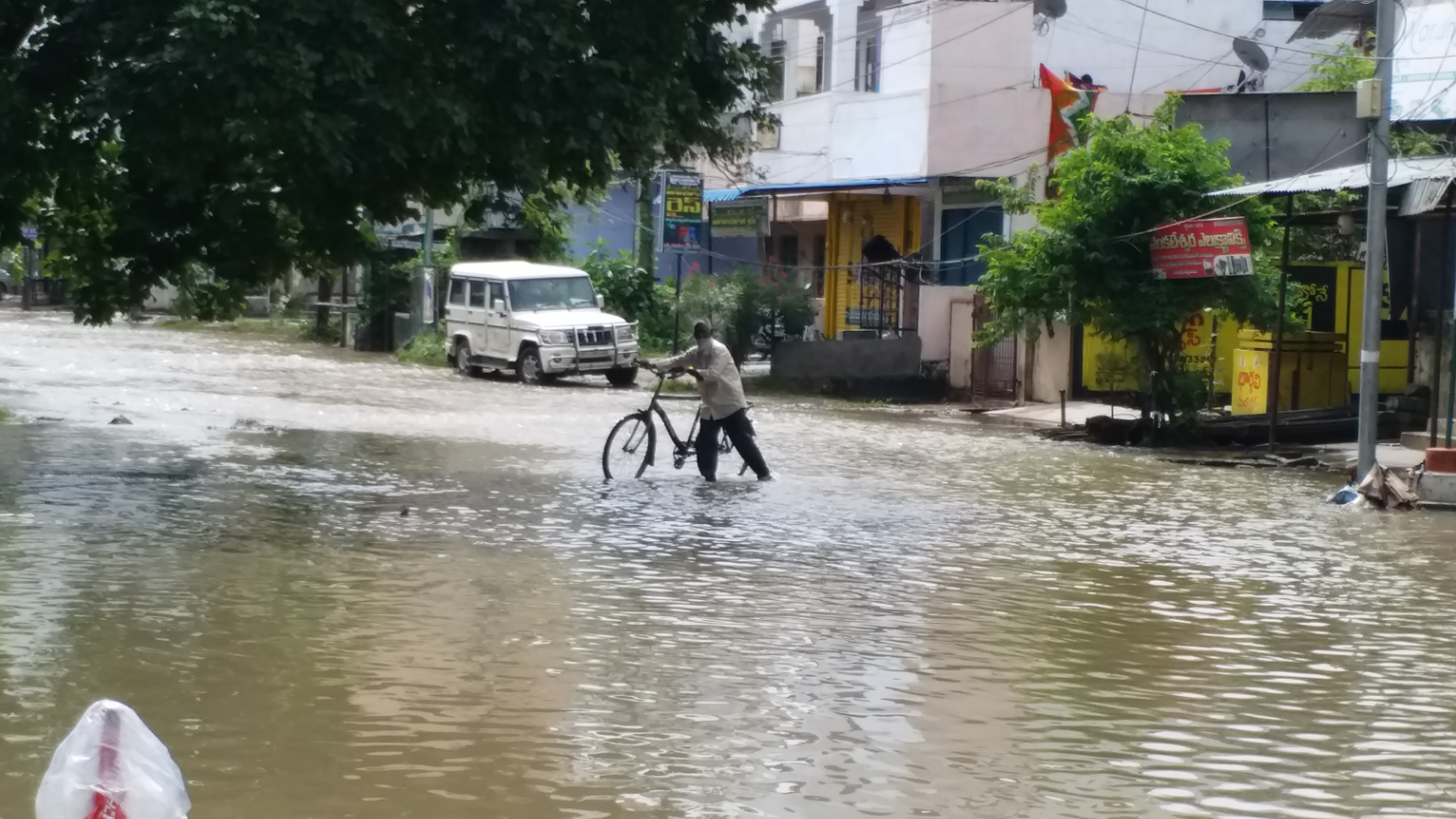 ఆ నగరంలోని పలు కాలనీల్లో ఇంకా వరద ఉద్ధృతి కొనసాగుతోంది