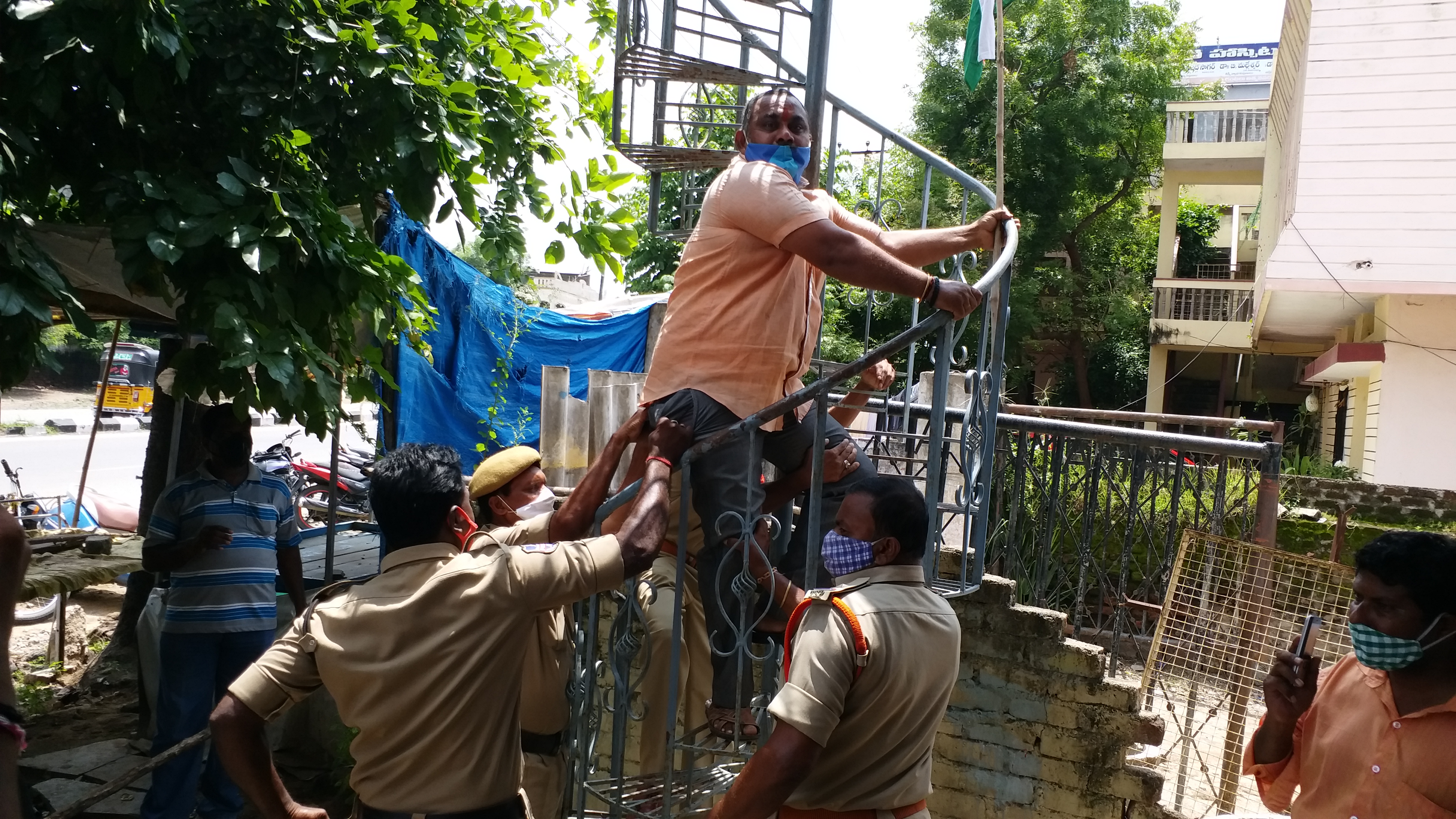 పార్టీ, ఎమ్మార్వో ఆఫీసుల్లో భాజపా జాతీయ జెండా ఆవిష్కరణ