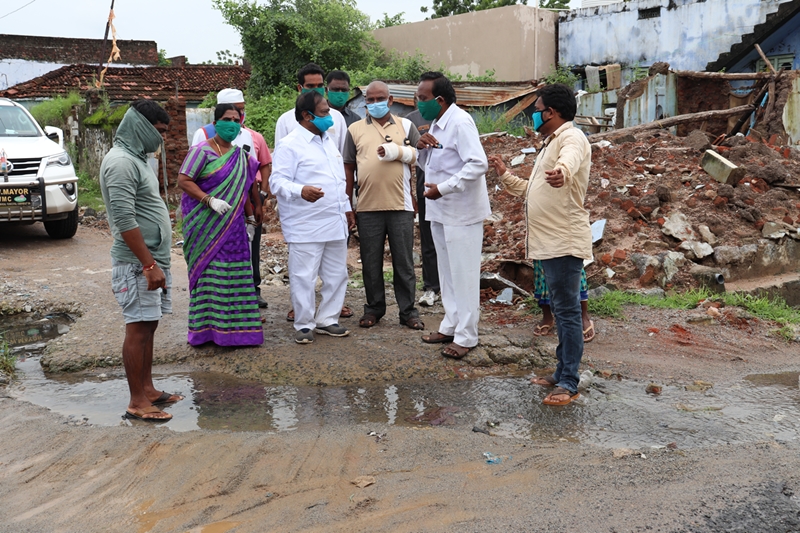 Inland areas in warangal were inspected by mayor gunda prakash