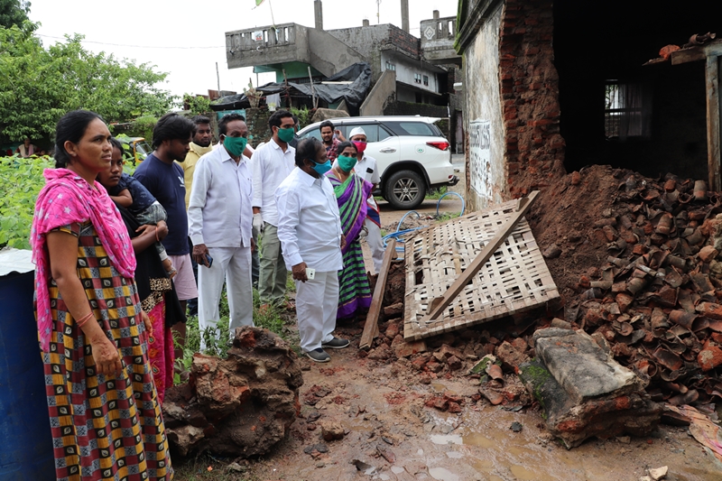 Inland areas in warangal were inspected by mayor gunda prakash