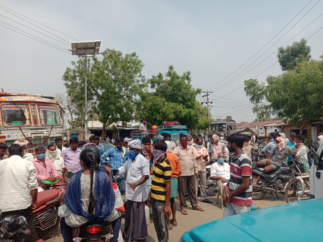 farmers protested against officers in mahaboobabad district