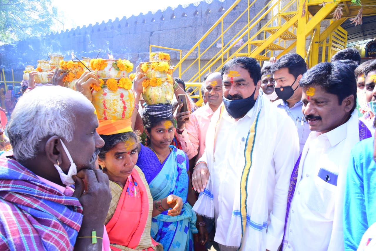 minister errabelli  dayakar rao visited inavolu sri mallikarjuna swamy temple in warangal rural district