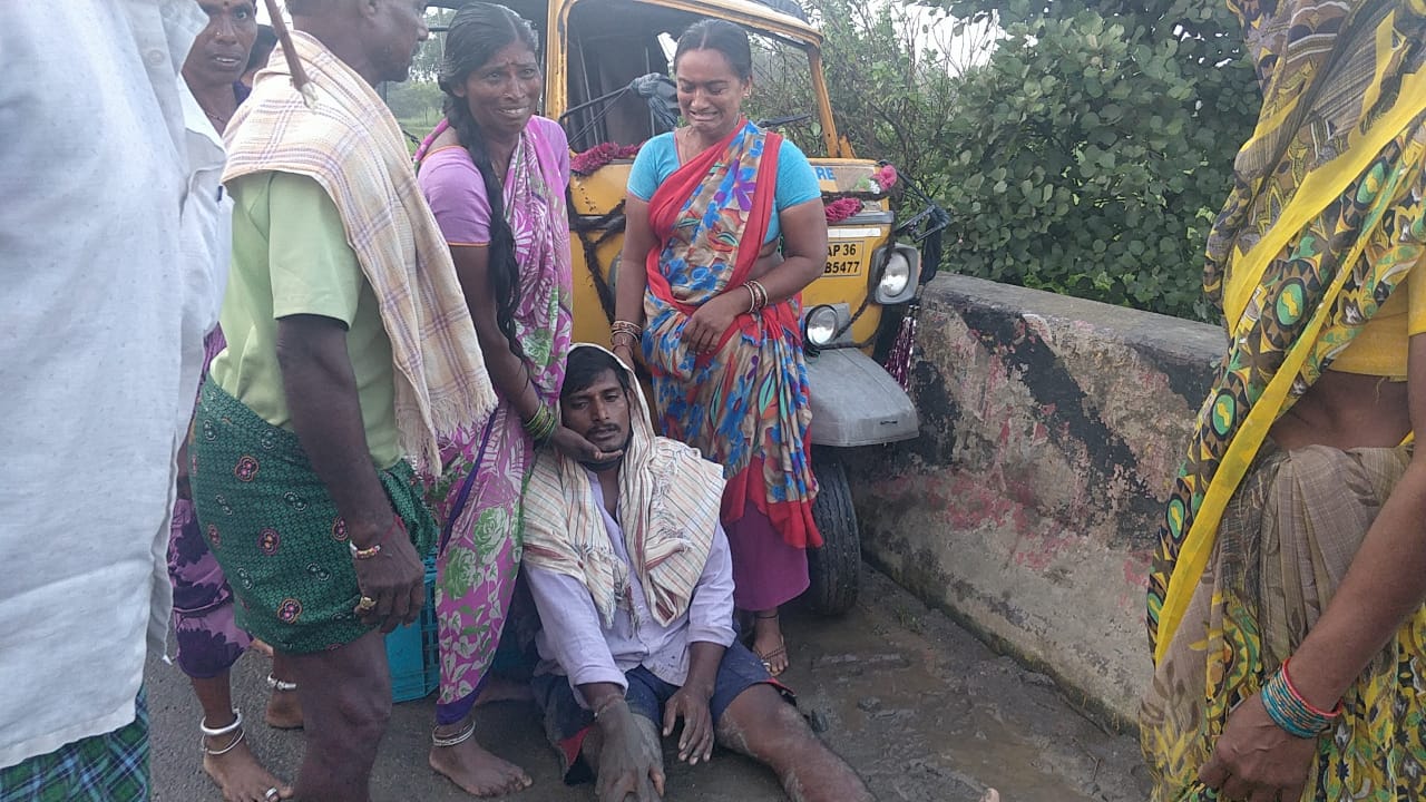 road accident at Katraya in Vardhannapeta Mandal, Warangal Rural District