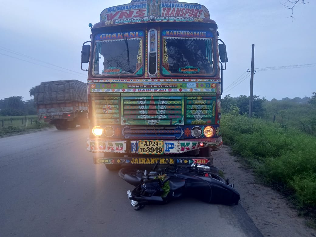 road accident at Katraya in Vardhannapeta Mandal, Warangal Rural District