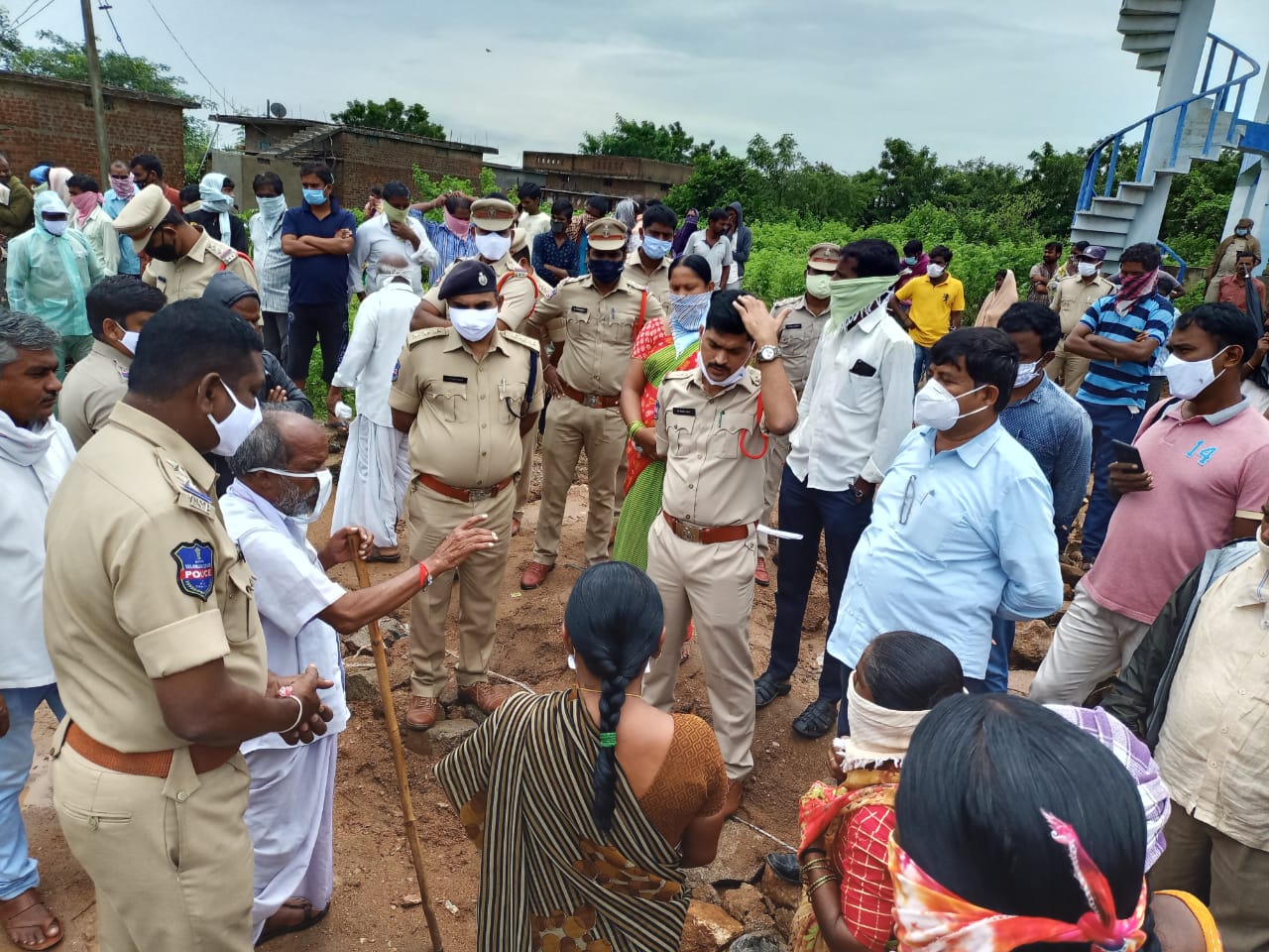 erragollapadu villagers protesed aginst palle park board