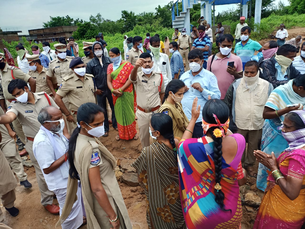 erragollapadu villagers protesed aginst palle park board