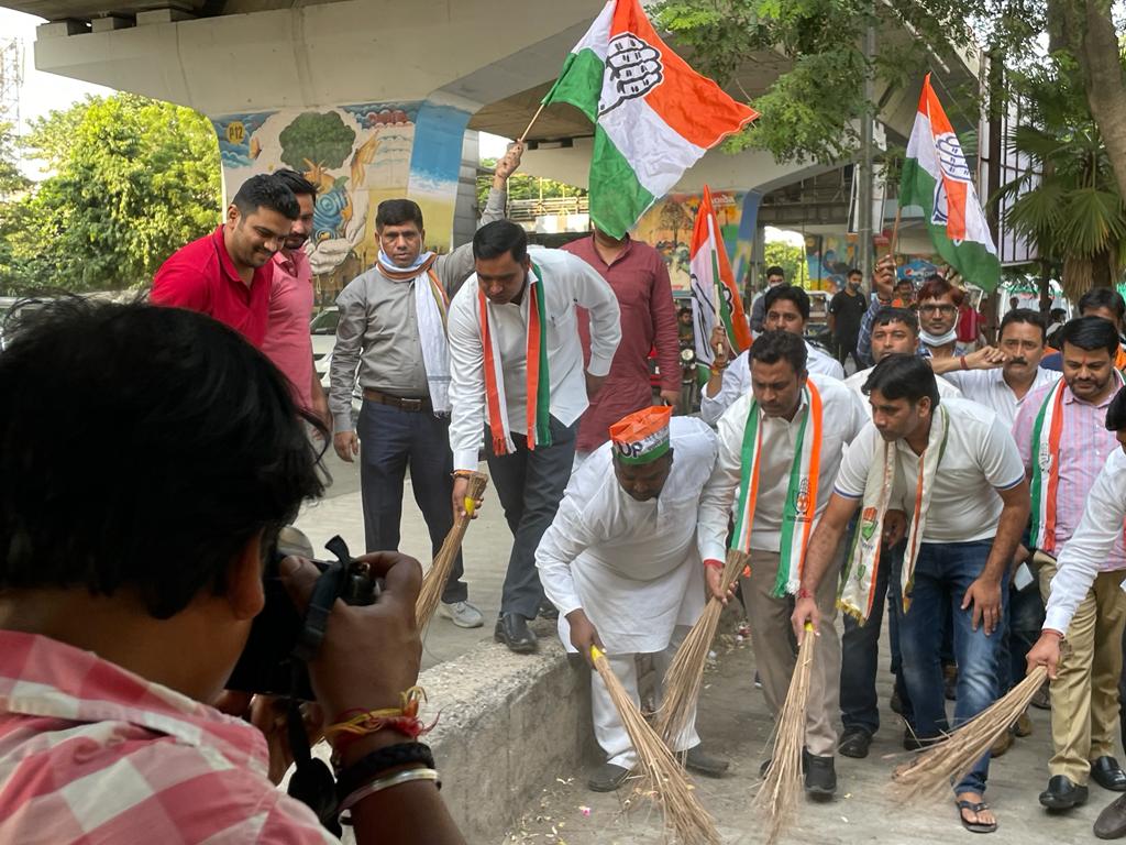 congress workers showed solidarity with Priyanka by sweeping in noida