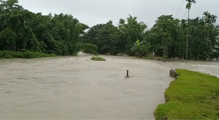 second phase of flood hits Assam  three persons died in flood and landslide in Assam  Heavy rain in Assam  ಅಸ್ಸೋಂನಲ್ಲಿ ವರ್ಷದ ಎರಡನೇ ಹಂತದ ಪ್ರವಾಹ  ಅಸ್ಸೋಂನಲ್ಲಿ ಮಳೆಯಿಂದಾಗಿ ಪ್ರವಾಹ ಮತ್ತು ಗುಡ್ಡ ಕುಸಿತ  ಭಾರೀ ಮಳೆಗೆ ತತ್ತರಿಸಿದ ಅಸ್ಸೋಂ