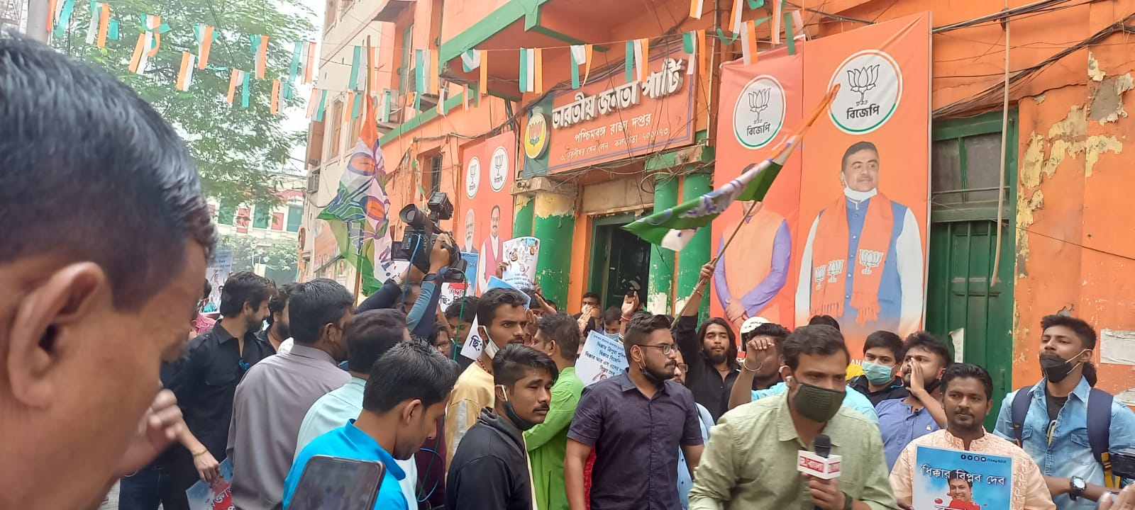 TMC Agitation near kolkata BJP office in protest over saayoni ghosh's arrest