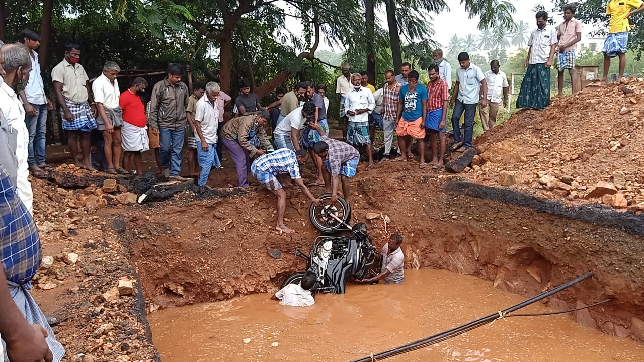 தண்ணீரில் மீட்கப்பட்ட இருசக்கர வாகனம்